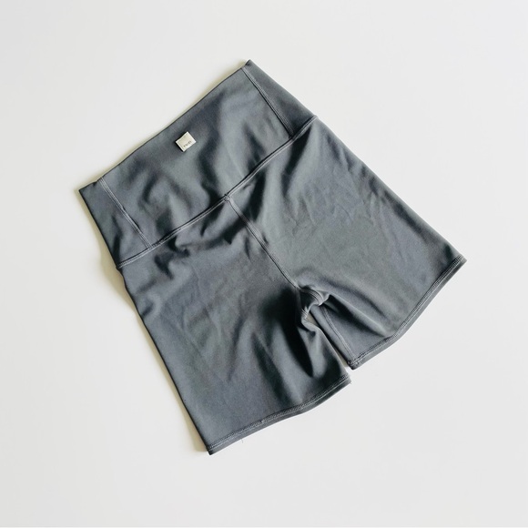 Vuori Pants - Vuori SMALL 5” HR high rise biker shorts in oil gray